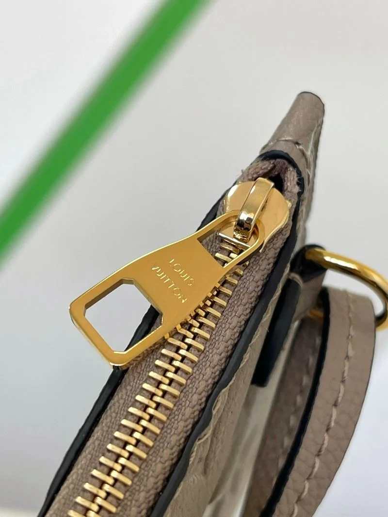 Snug Louis Vuitton Hobo Bags 39002