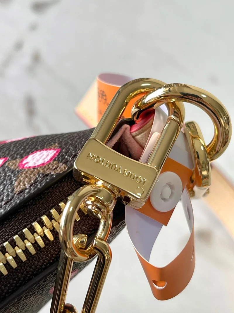 Sporty Louis Vuitton Hobo Bags 38887