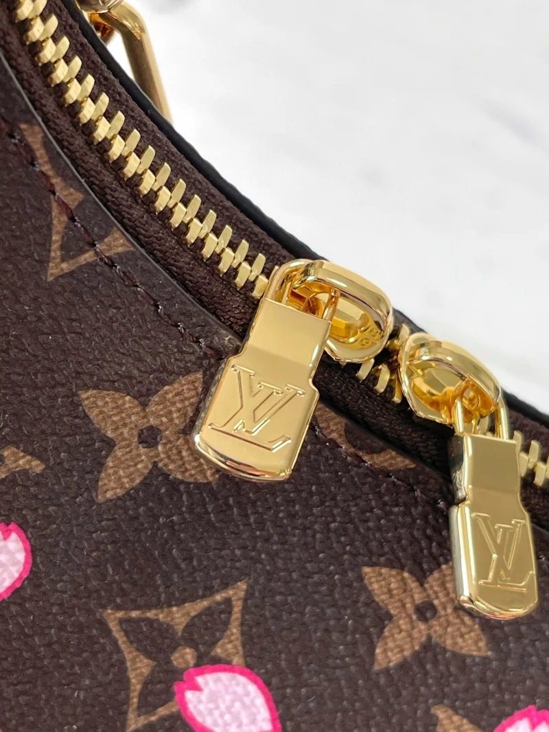 Sporty Louis Vuitton Hobo Bags 38887