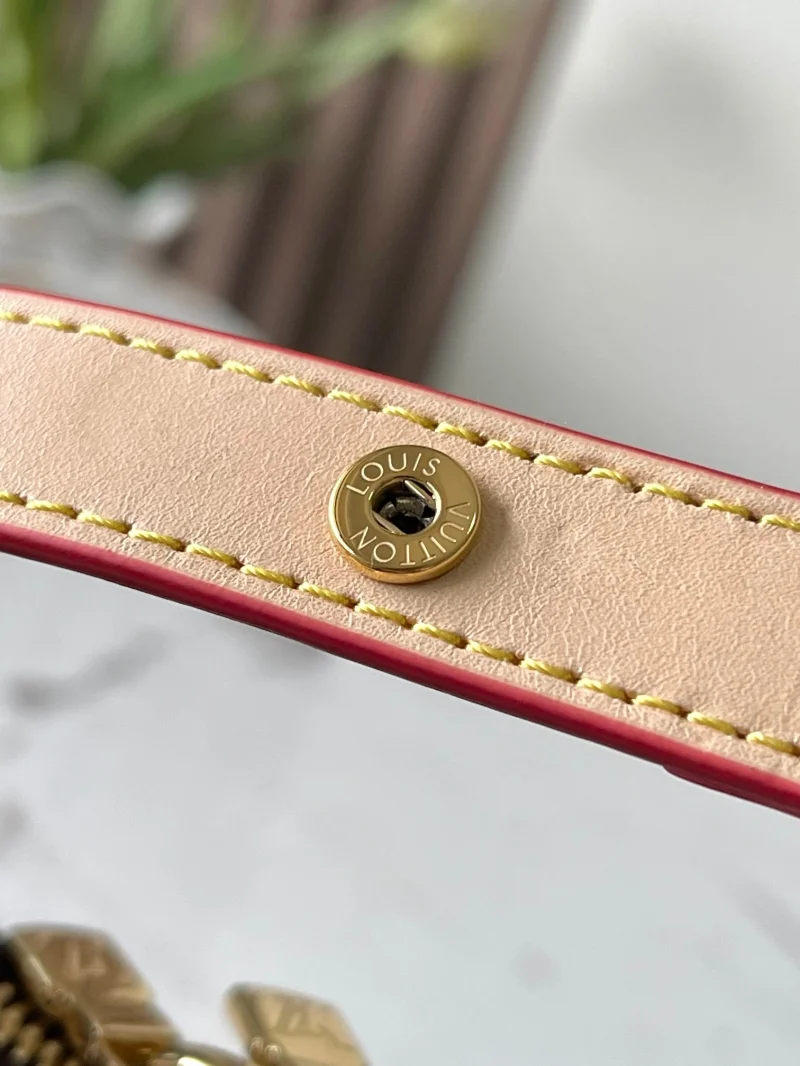Sporty Louis Vuitton Hobo Bags 38887