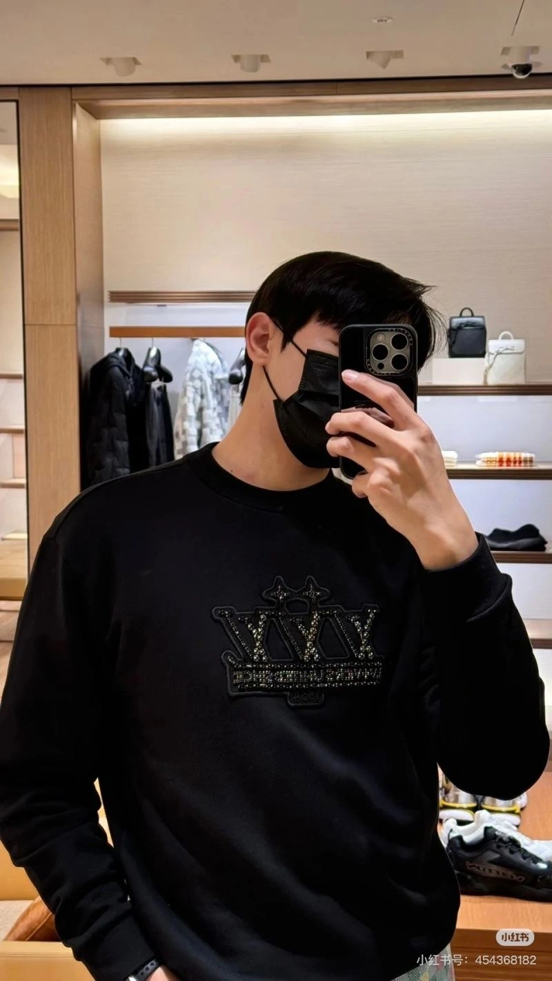ComfortFit Louis Vuitton Hoodies 138779