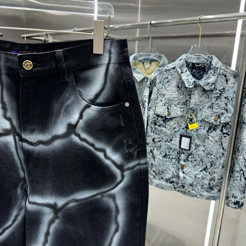 EyeCatching Louis Vuitton Jeans 132145