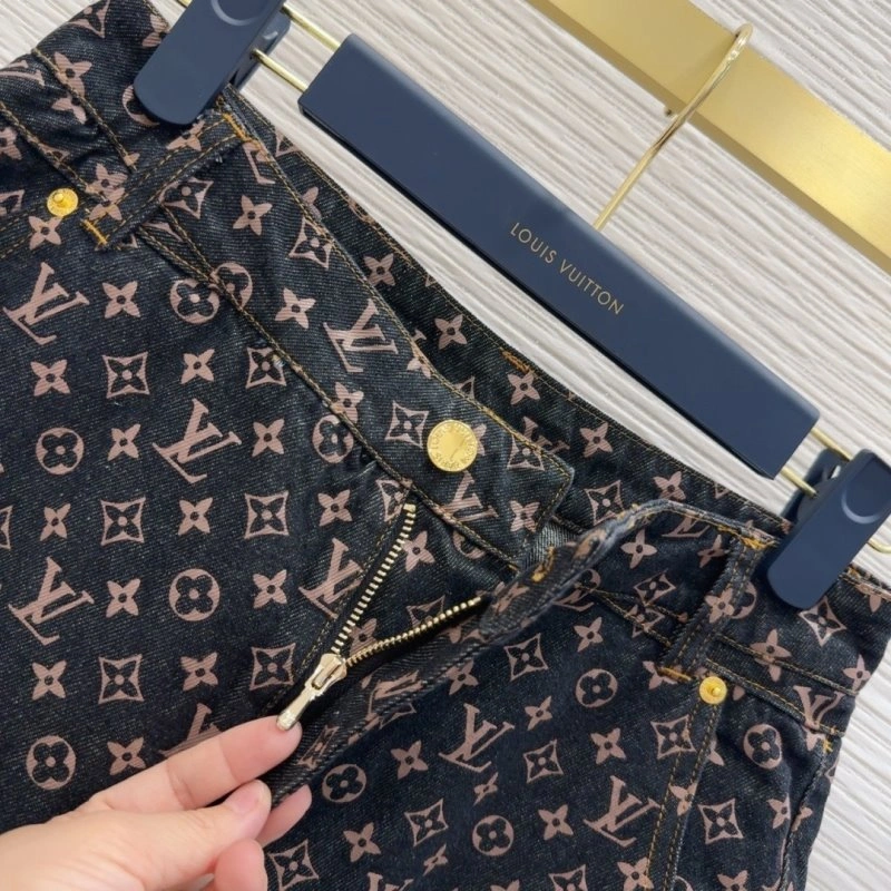 Sleek Louis Vuitton Jeans 131804