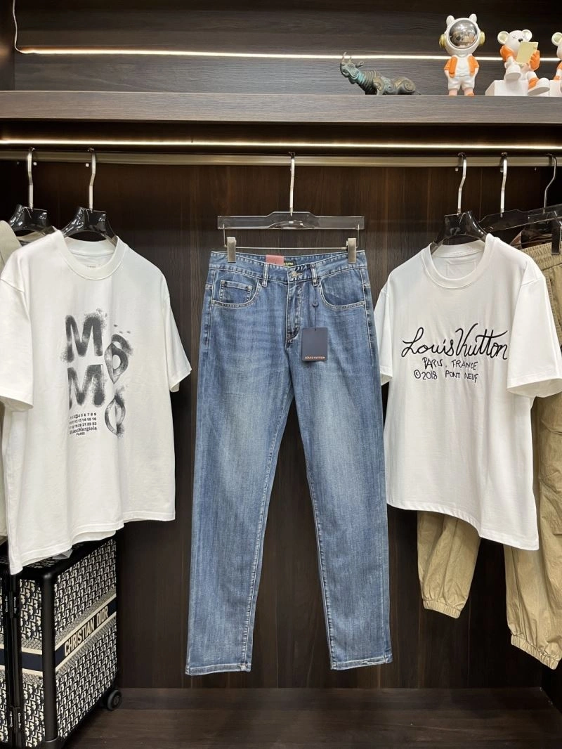 Versatile Louis Vuitton Jeans 135923