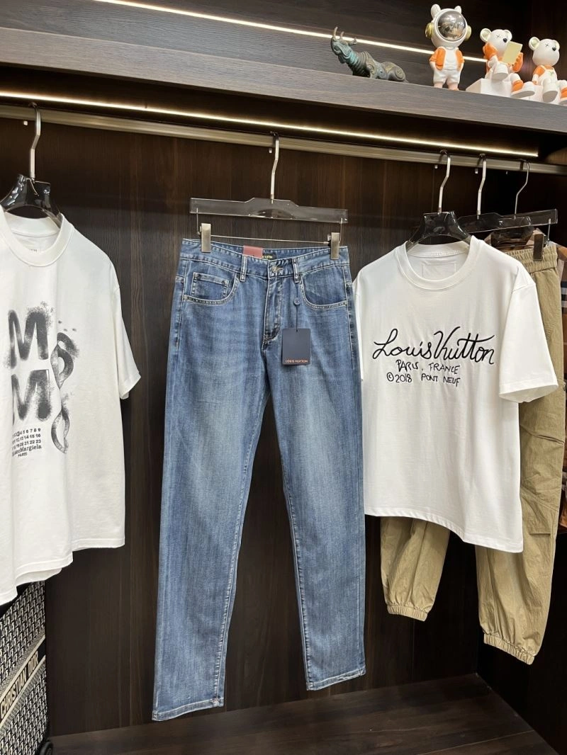 Versatile Louis Vuitton Jeans 135923