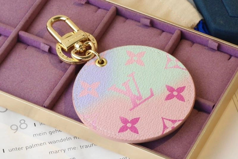 SmoothTexture Louis Vuitton Keychains 266697