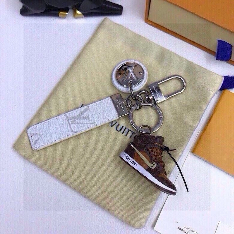ModernLook Louis Vuitton Keychains 265421