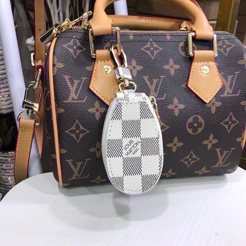 ModernLook Louis Vuitton Keychains 265322