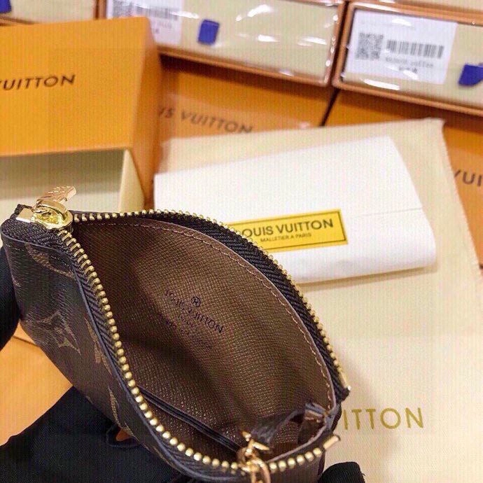 Casual Louis Vuitton Keychains 265300