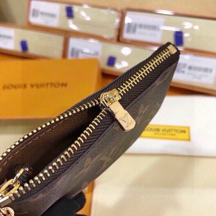 Casual Louis Vuitton Keychains 265300