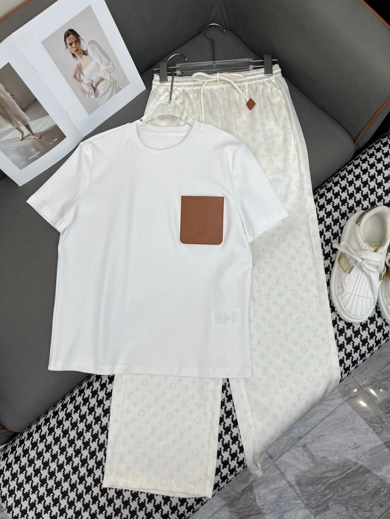 Effortless Louis Vuitton Long Suits 131394