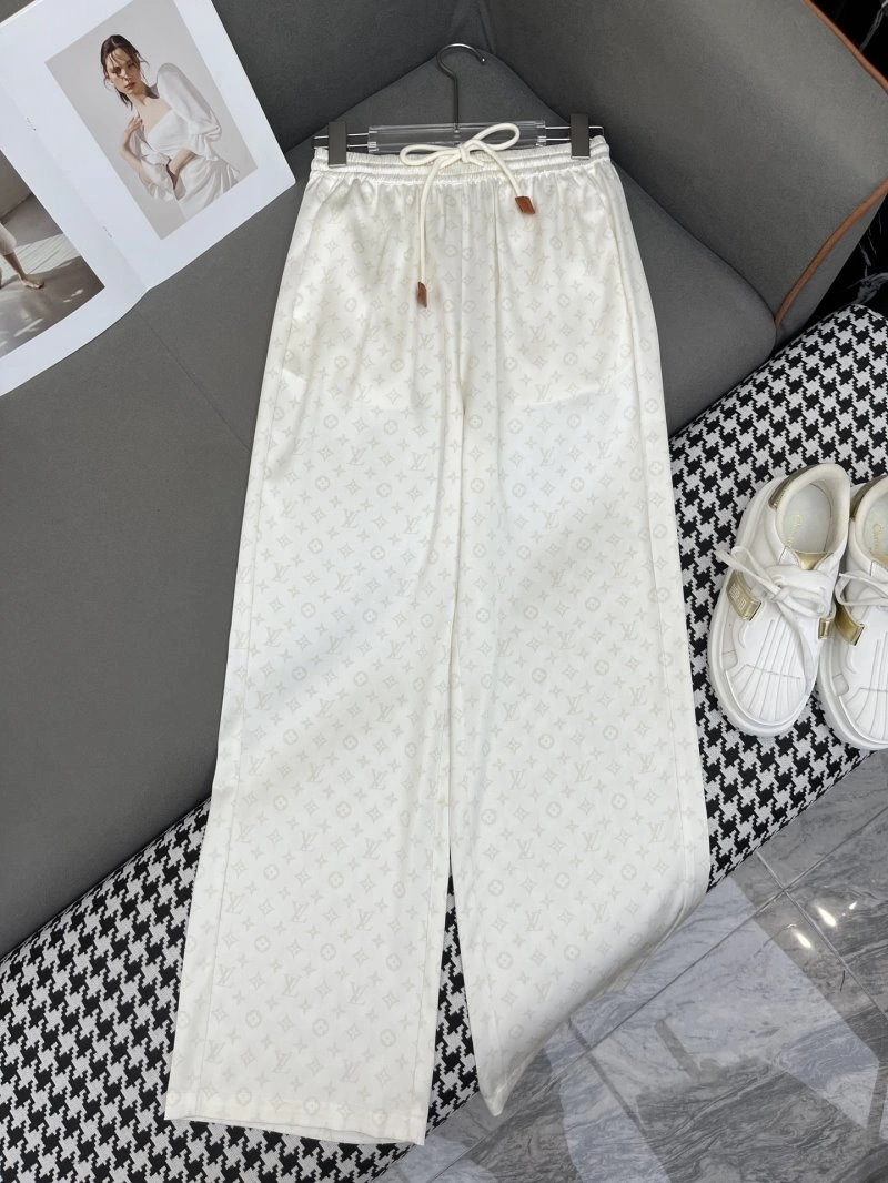 Effortless Louis Vuitton Long Suits 131394