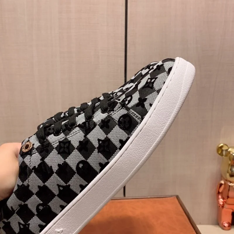 Flexible Louis Vuitton Low Shoes 30809