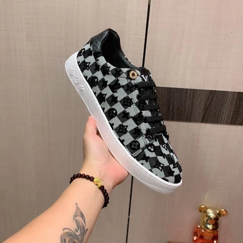 Flexible Louis Vuitton Low Shoes 30809