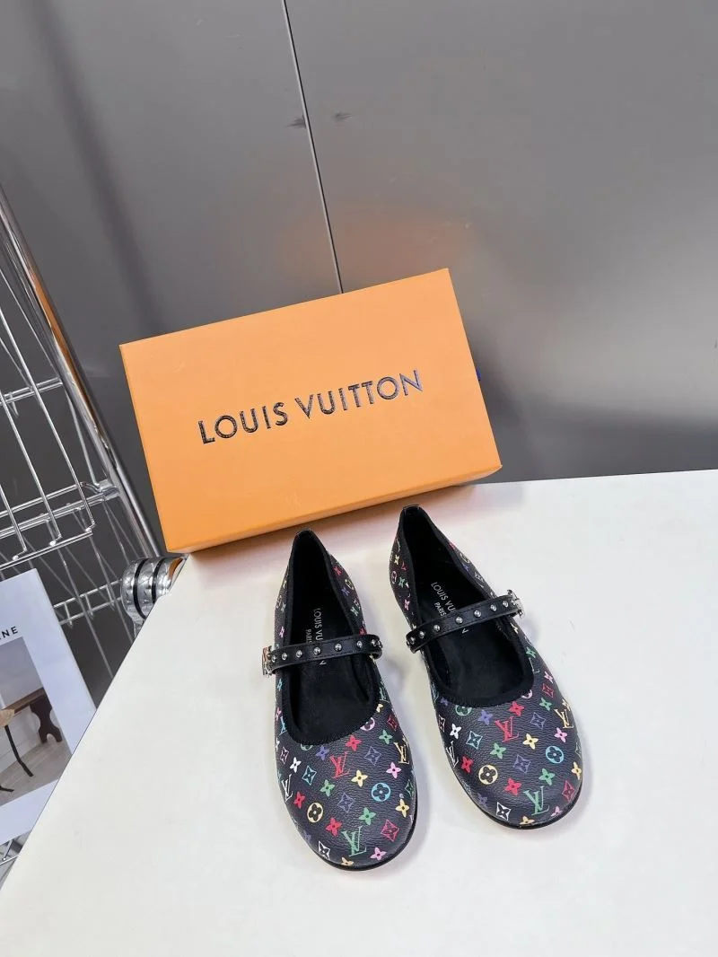 Louis Vuitton Low Shoes Trendsetting 31647