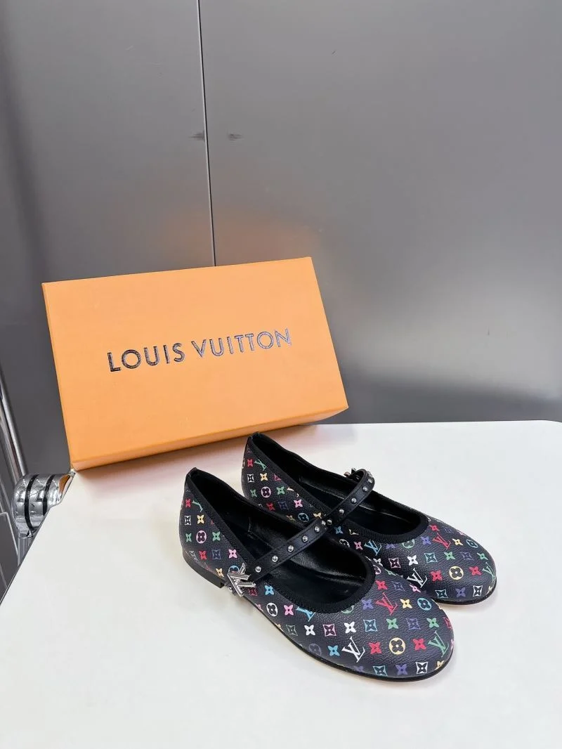 Louis Vuitton Low Shoes Trendsetting 31647