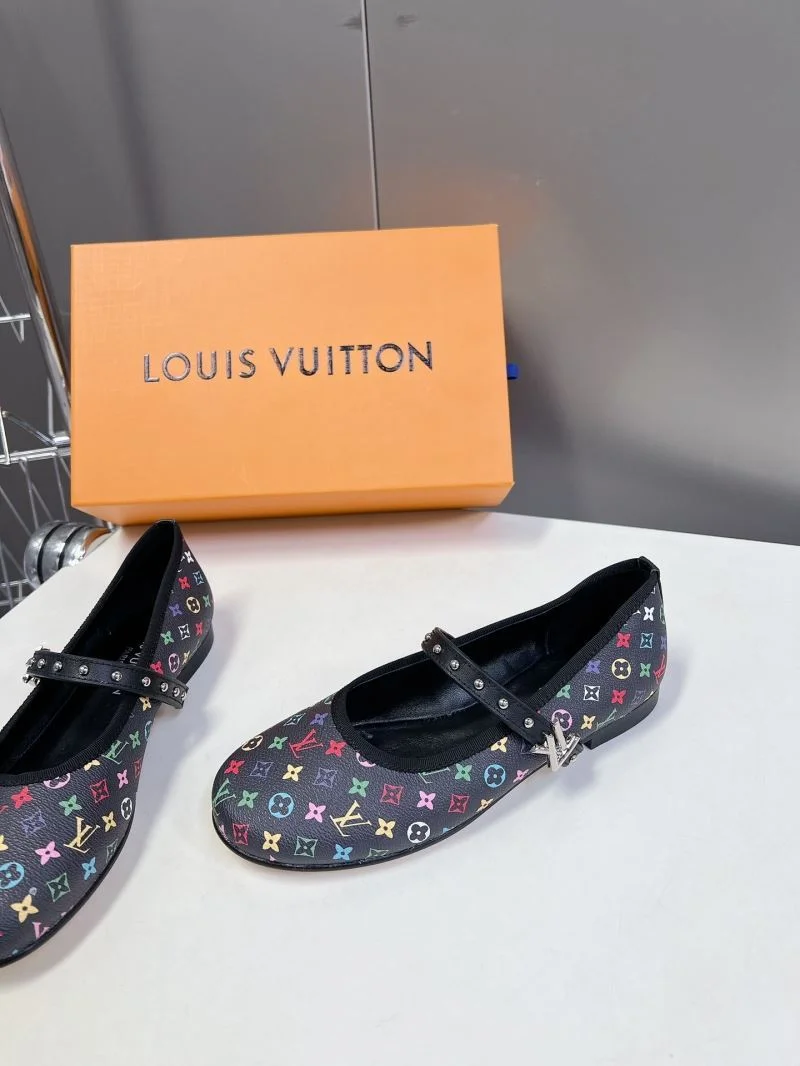 Louis Vuitton Low Shoes Trendsetting 31647