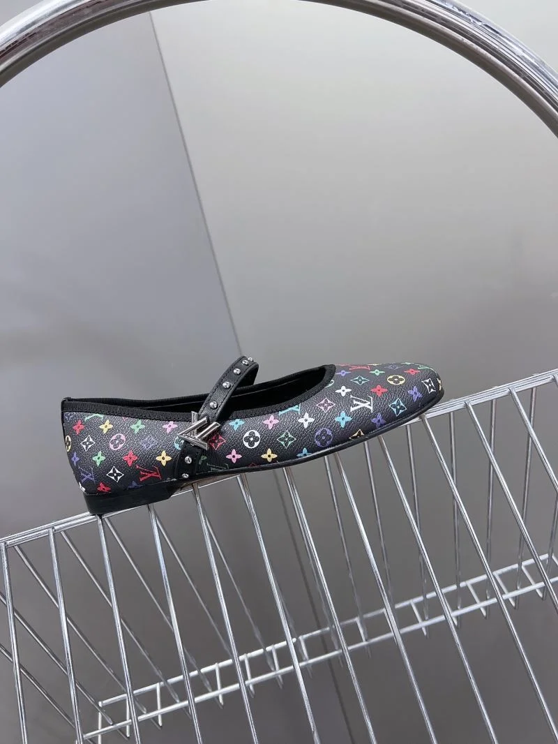 Louis Vuitton Low Shoes Trendsetting 31647