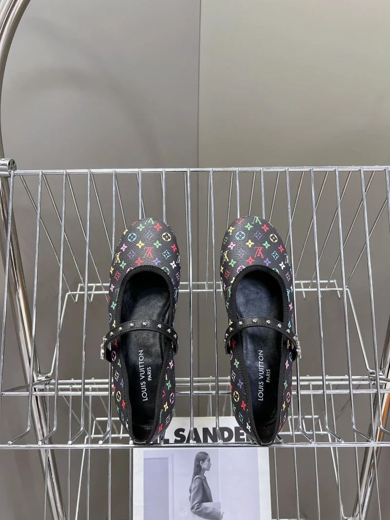 Louis Vuitton Low Shoes Trendsetting 31647