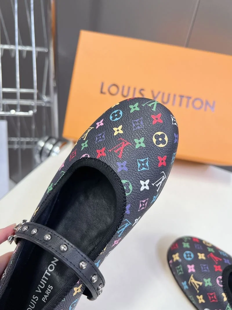 Louis Vuitton Low Shoes Trendsetting 31647