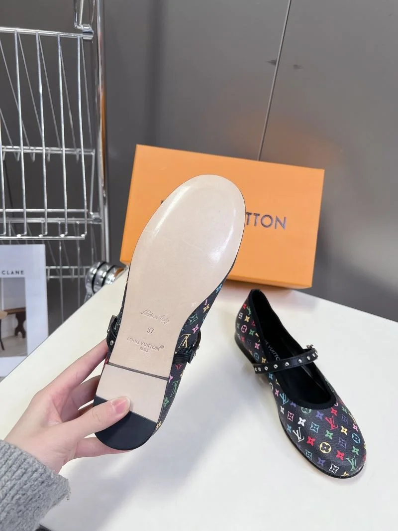 Louis Vuitton Low Shoes Trendsetting 31647