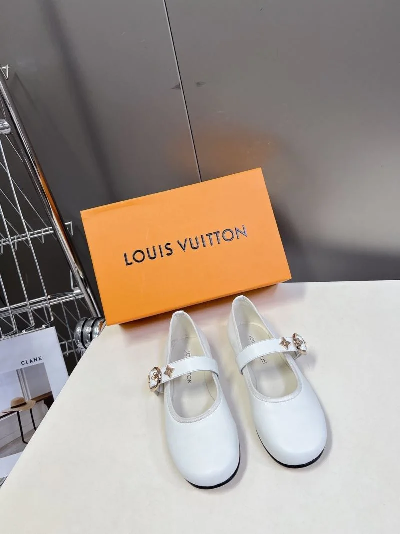 SmoothTexture Louis Vuitton Low Shoes 31641