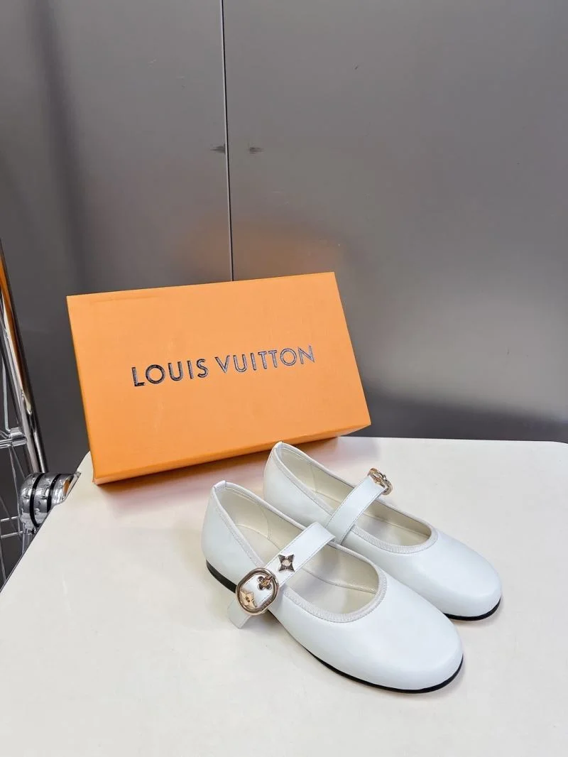 SmoothTexture Louis Vuitton Low Shoes 31641