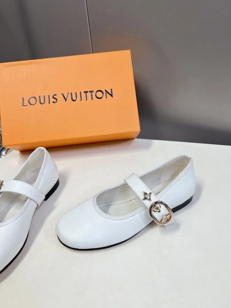 SmoothTexture Louis Vuitton Low Shoes 31641