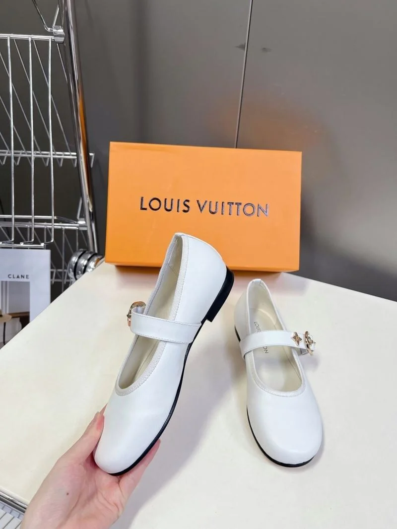 SmoothTexture Louis Vuitton Low Shoes 31641