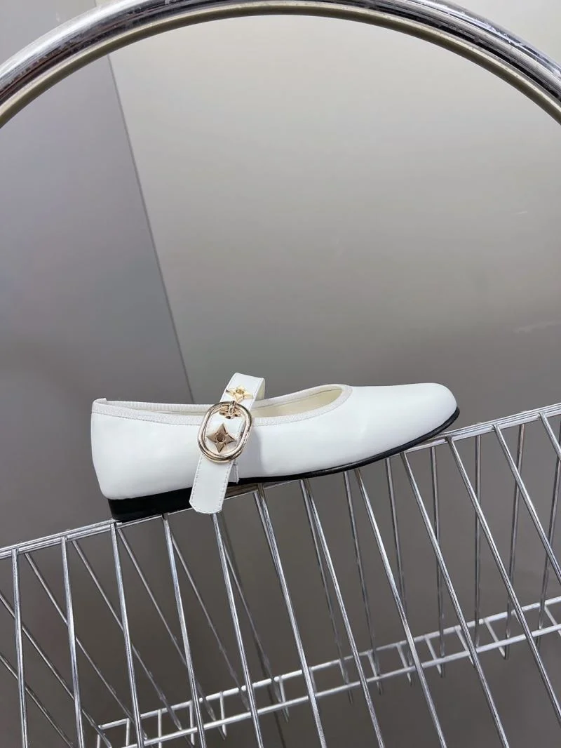 SmoothTexture Louis Vuitton Low Shoes 31641