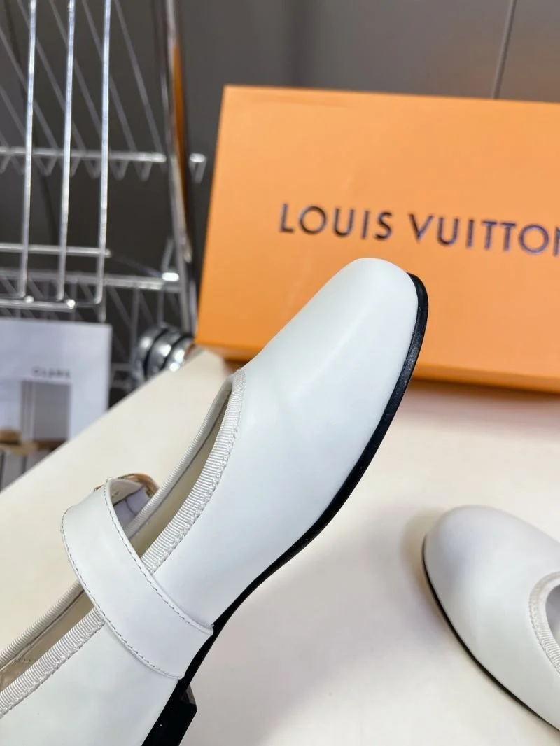 SmoothTexture Louis Vuitton Low Shoes 31641