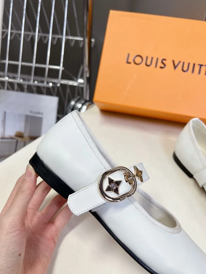 SmoothTexture Louis Vuitton Low Shoes 31641