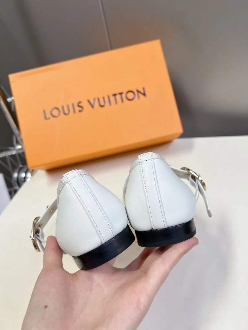 SmoothTexture Louis Vuitton Low Shoes 31641