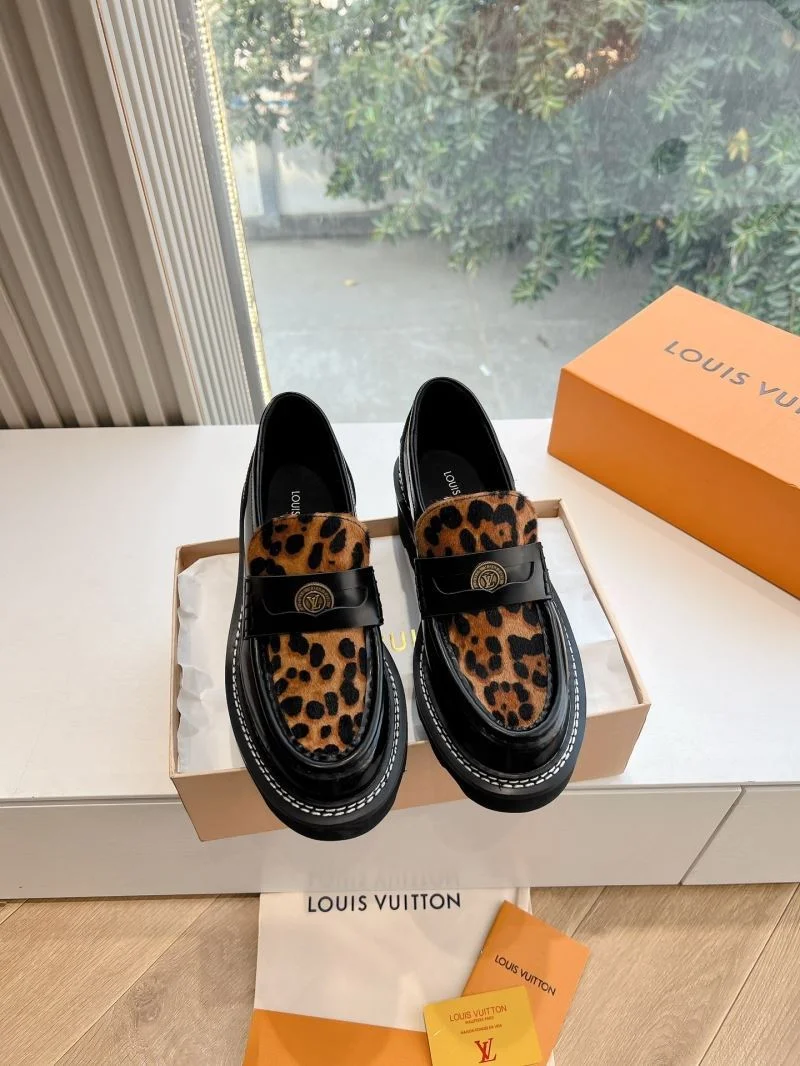 Timeless Louis Vuitton Low Shoes 31640