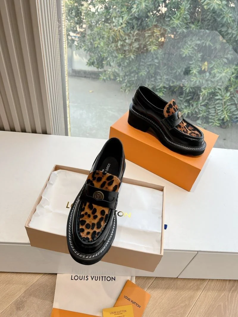 Timeless Louis Vuitton Low Shoes 31640