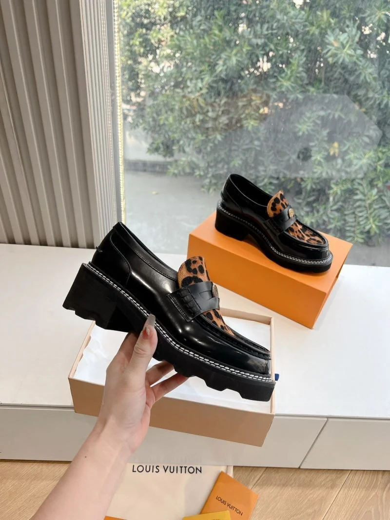 Timeless Louis Vuitton Low Shoes 31640