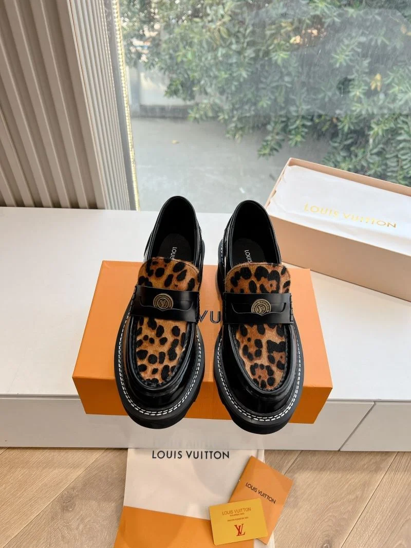 Timeless Louis Vuitton Low Shoes 31640