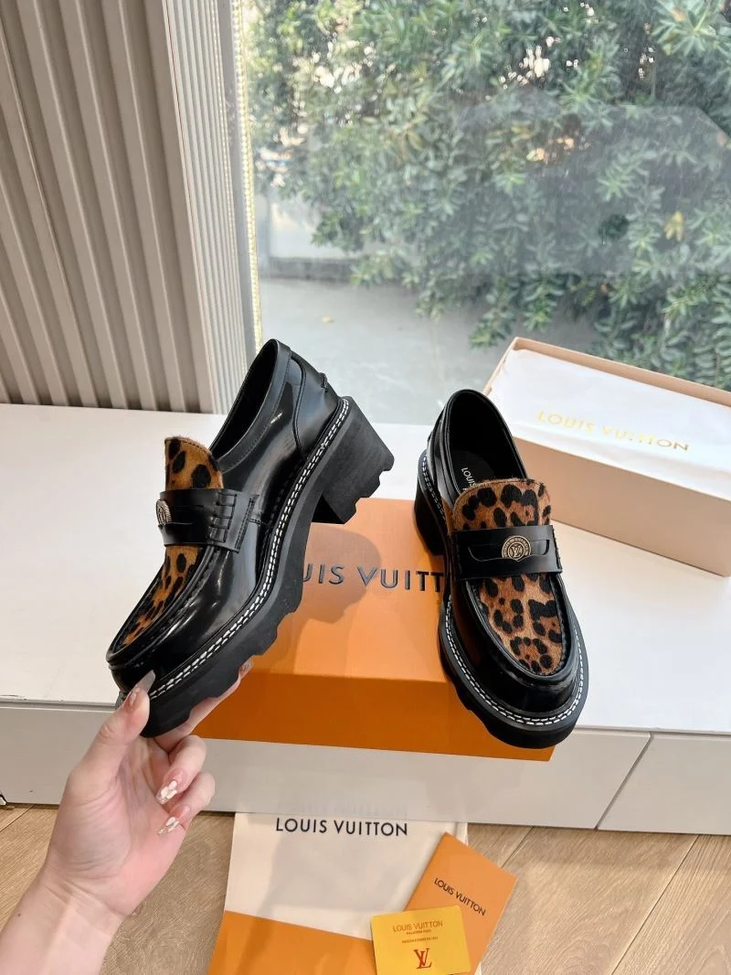 Timeless Louis Vuitton Low Shoes 31640