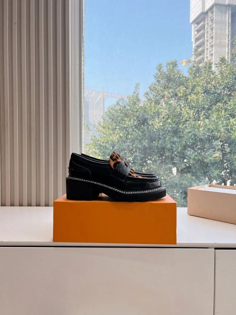 Timeless Louis Vuitton Low Shoes 31640