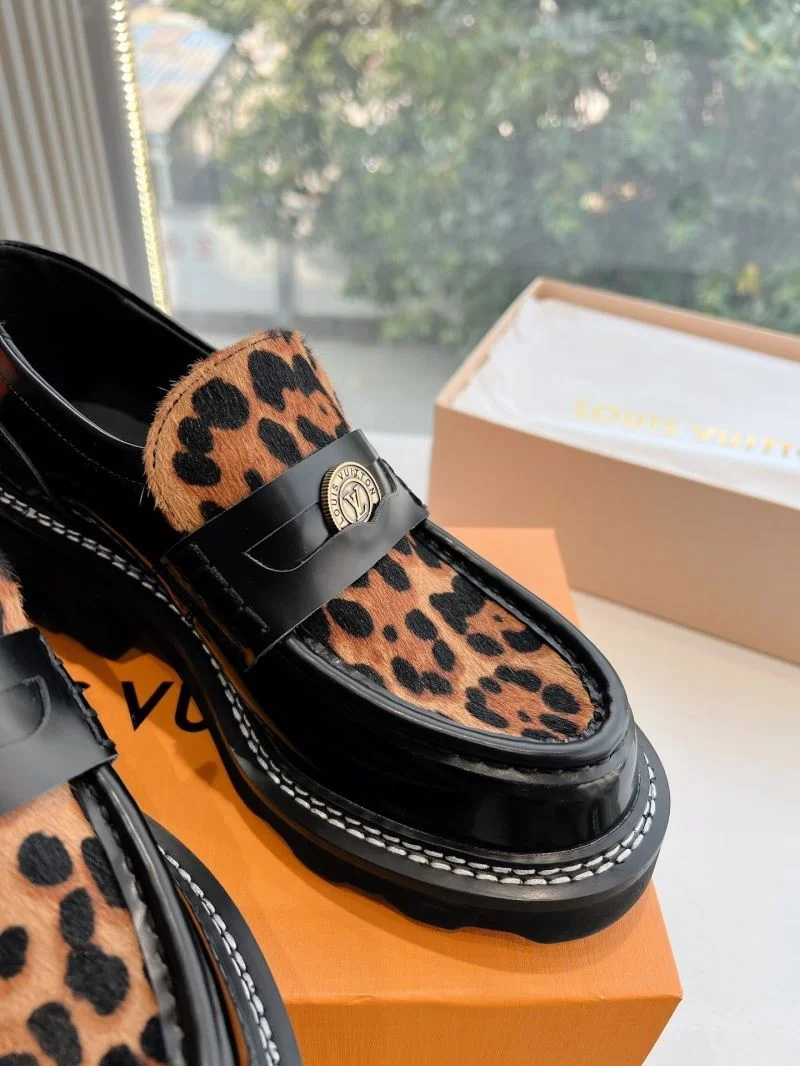 Timeless Louis Vuitton Low Shoes 31640