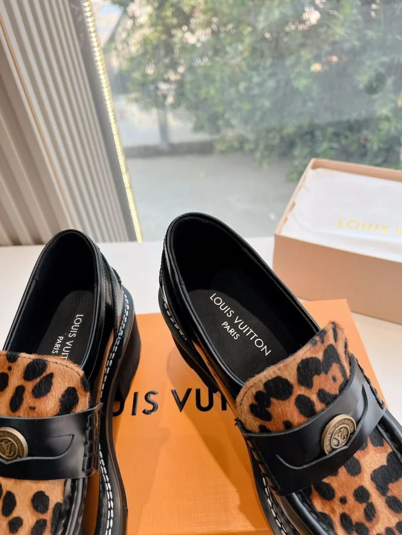 Timeless Louis Vuitton Low Shoes 31640