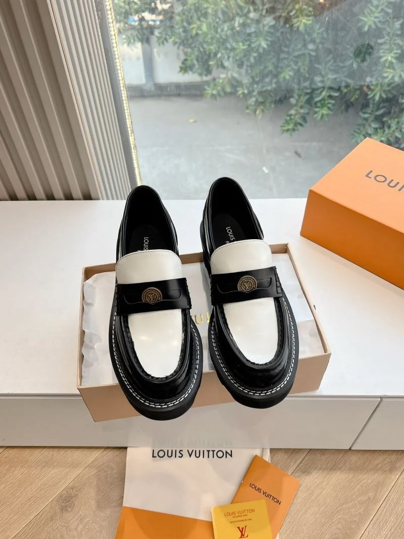 OnTrend Louis Vuitton Low Shoes 31639