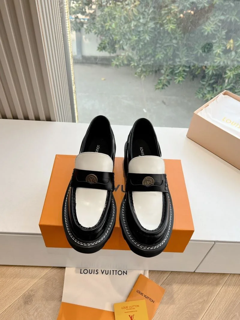 OnTrend Louis Vuitton Low Shoes 31639