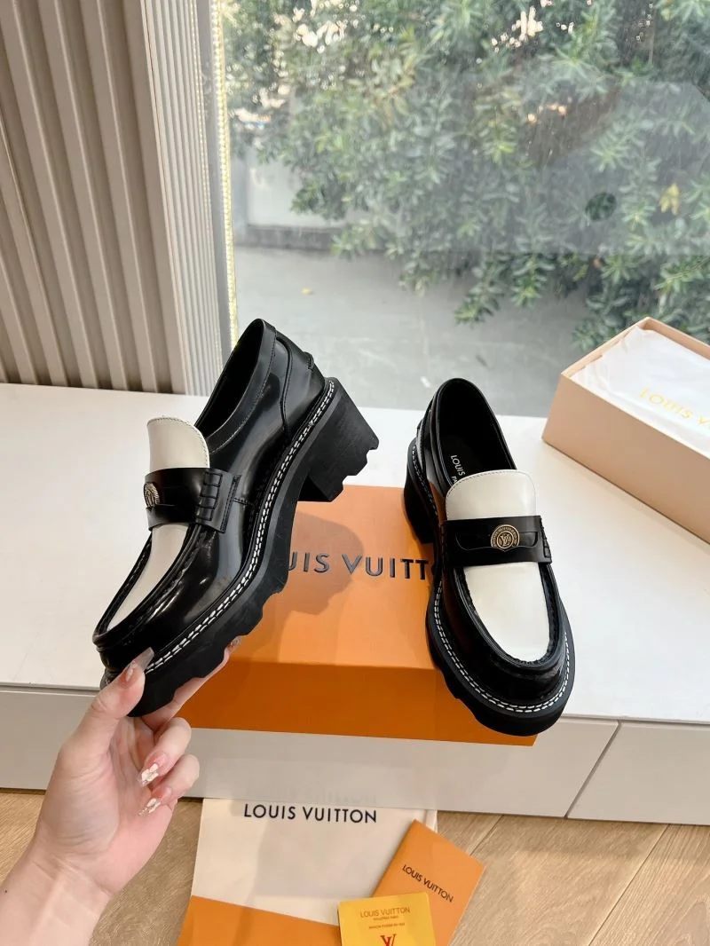 OnTrend Louis Vuitton Low Shoes 31639