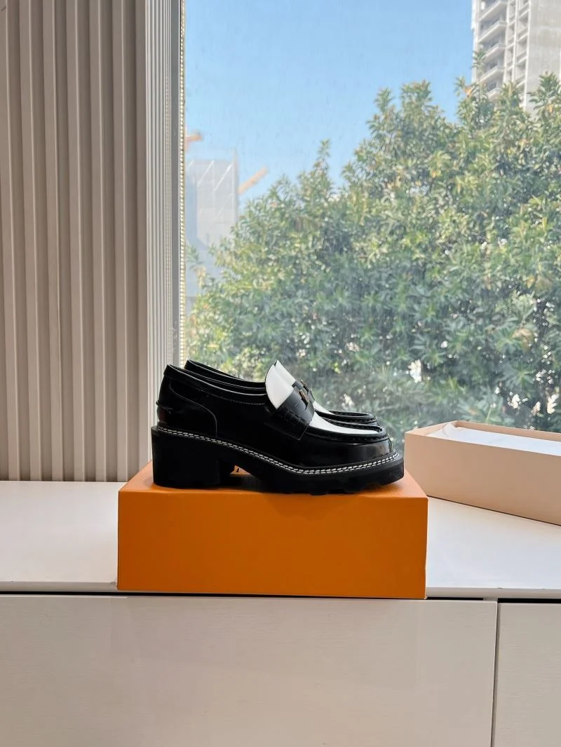 OnTrend Louis Vuitton Low Shoes 31639