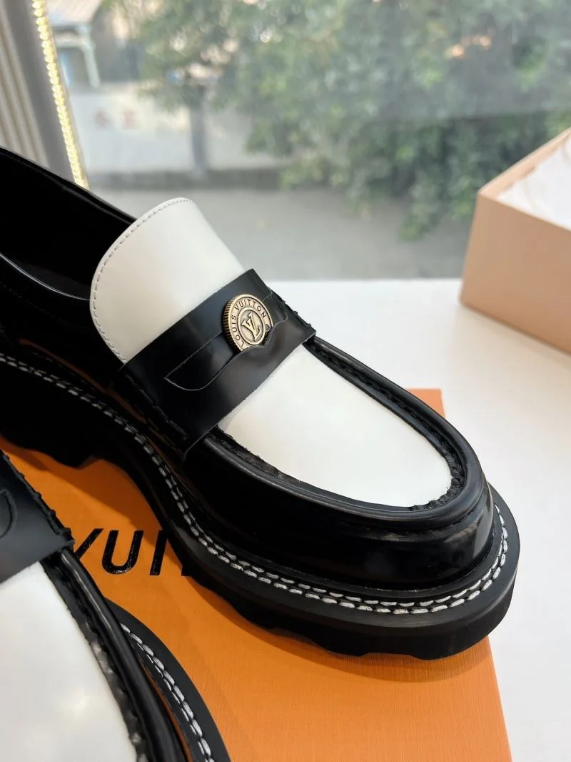OnTrend Louis Vuitton Low Shoes 31639