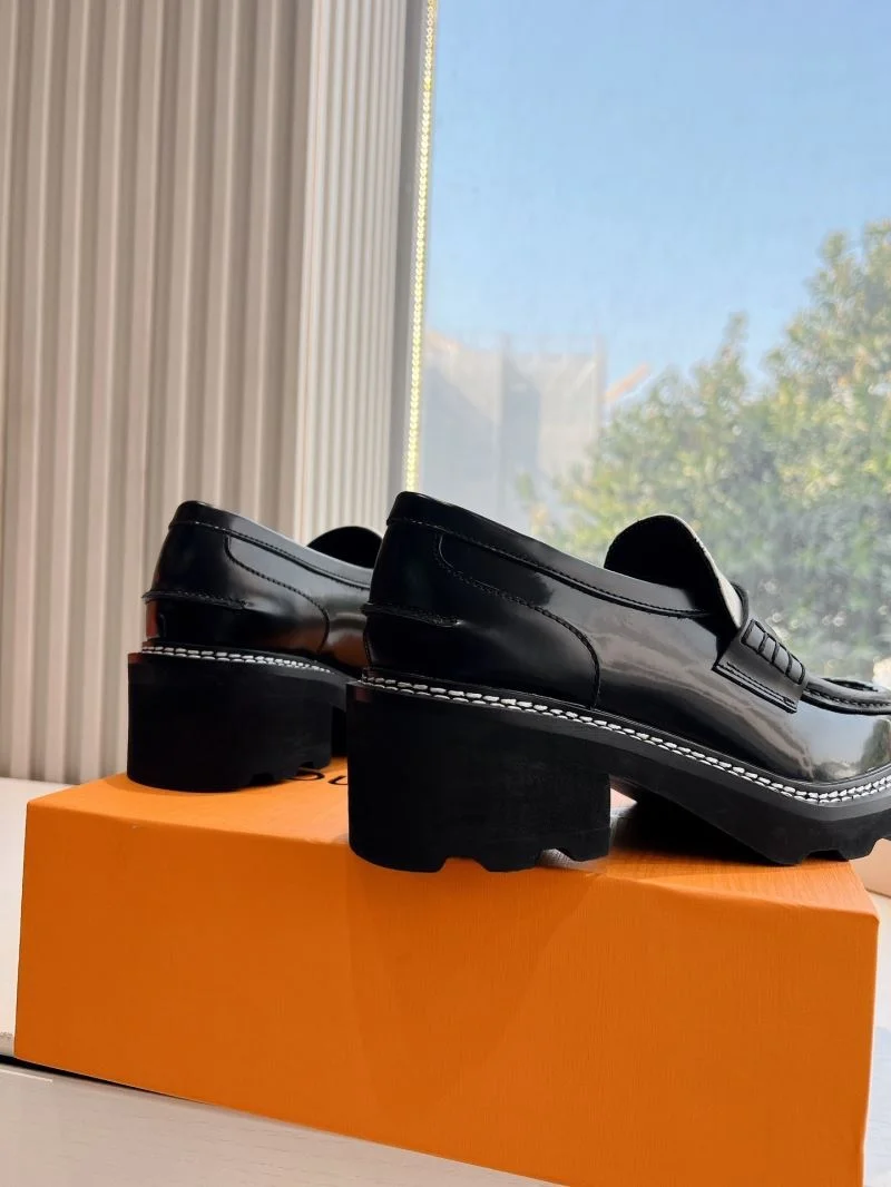OnTrend Louis Vuitton Low Shoes 31639