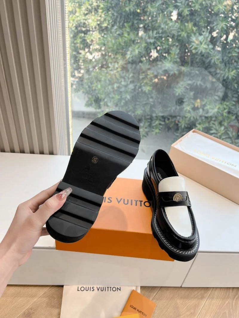 OnTrend Louis Vuitton Low Shoes 31639
