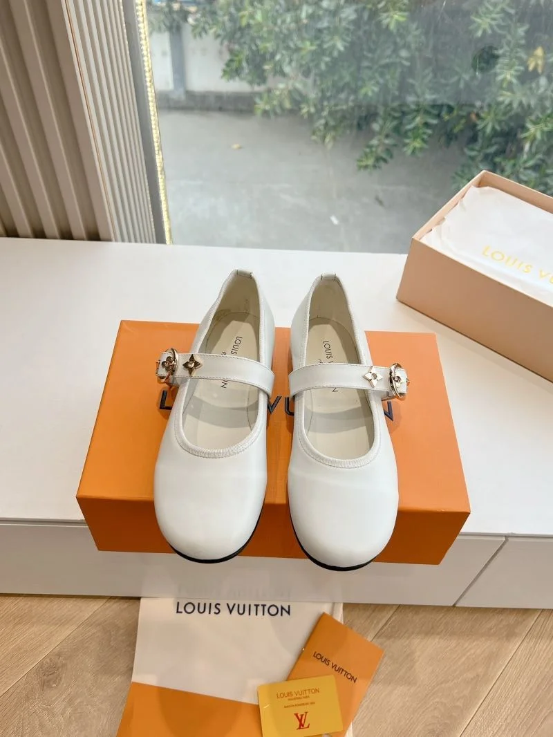 OnTrend Louis Vuitton Low Shoes 31631