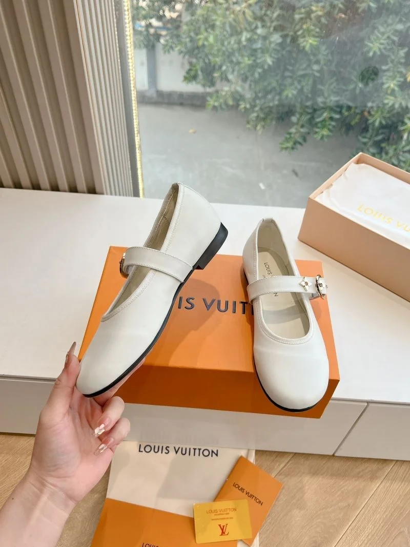 OnTrend Louis Vuitton Low Shoes 31631